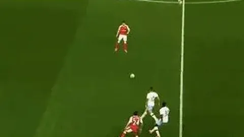 西藏拉萨藏历新年气氛浓厚，年货市场酥油花盛放